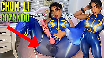 Een Verleidelijke Cosplaymeid, Verkleed Als Chun Li Van Street Fighter, Geeft Zich Over Aan Solospel Met Haar Hachi-Vibrator, Bereikt Intens Genot En Bevochtigt Zowel Haar Slipje Als Broek.