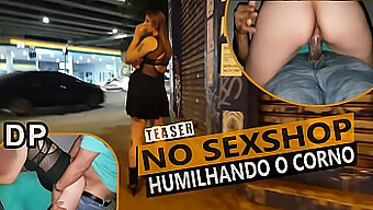 Marido Corno Assiste Esposa Ser Dominada Por Dois Homens Em Um Ménage À Trois