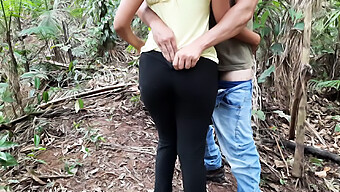 Un Negro Amateur Chupa Y Analiza En El Bosque