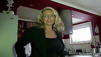 Naboens Milf Med Store Naturlige Pupper Forfører For Anal Cumshot