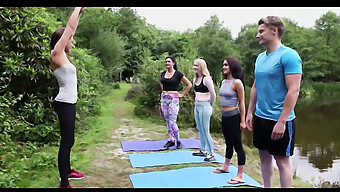 Hombre Británico Experimenta Cfnm En Una Sesión De Yoga Al Aire Libre