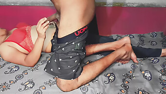 Een Stel Van Een Amateurschool Uit Kolkata Gaat Een Intense En Luide Seksuele Ontmoeting Aan.